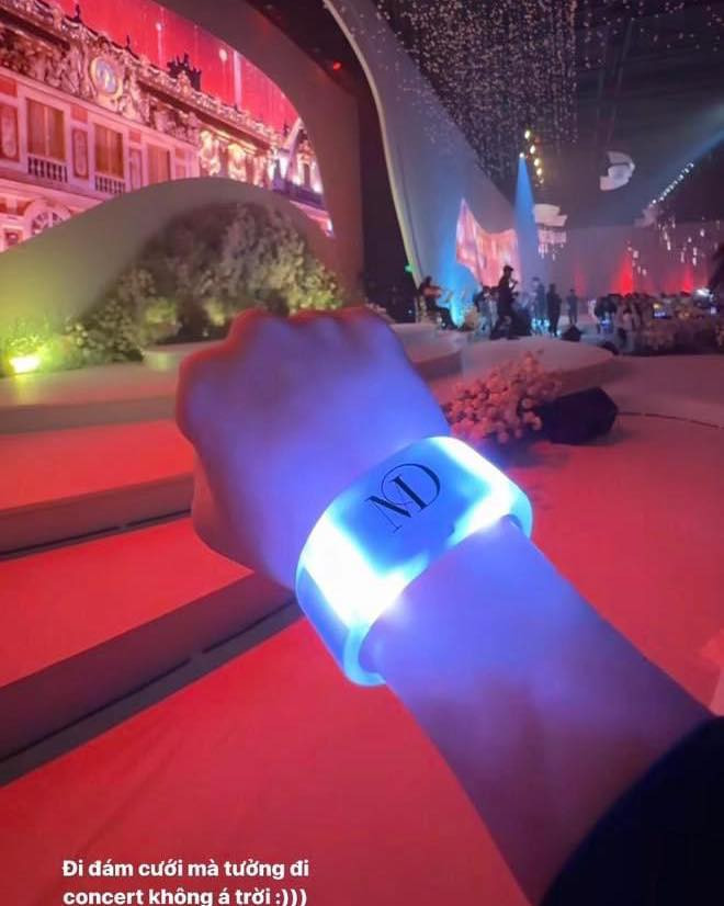 Một điểm nhấn khác trong đám cưới của Midu và Minh Đạt chính là món quà độc đáo mà cặp đôi dành tặng cho khách mời. Đó là những chiếc vòng tay phát sáng được thiết kế riêng với tên của cô dâu và chú rể.