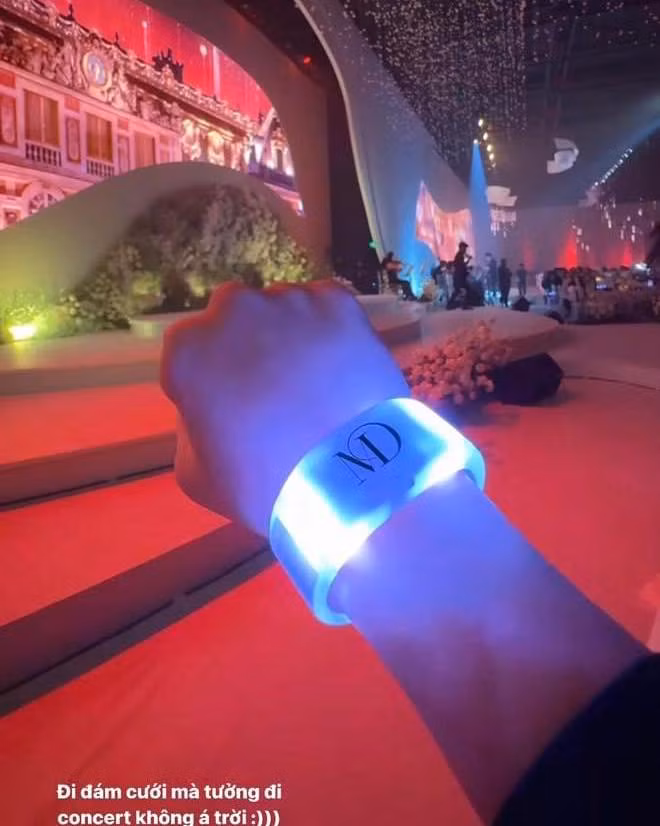 Một điểm nhấn khác trong đám cưới của Midu và Minh Đạt chính là món quà độc đáo mà cặp đôi dành tặng cho khách mời. Đó là những chiếc vòng tay phát sáng được thiết kế riêng với tên của cô dâu và chú rể.