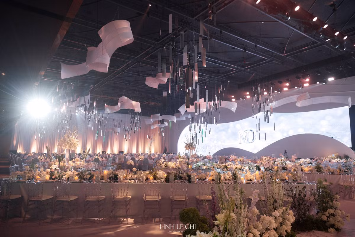 Được biết, sảnh đón khách, lễ đường, sân khấu của đám cưới Midu đều phủ kín hoa tươi nhập khẩu, giá thành đắt đỏ và 15.000 bông pha lê tuyết được làm thủ công.