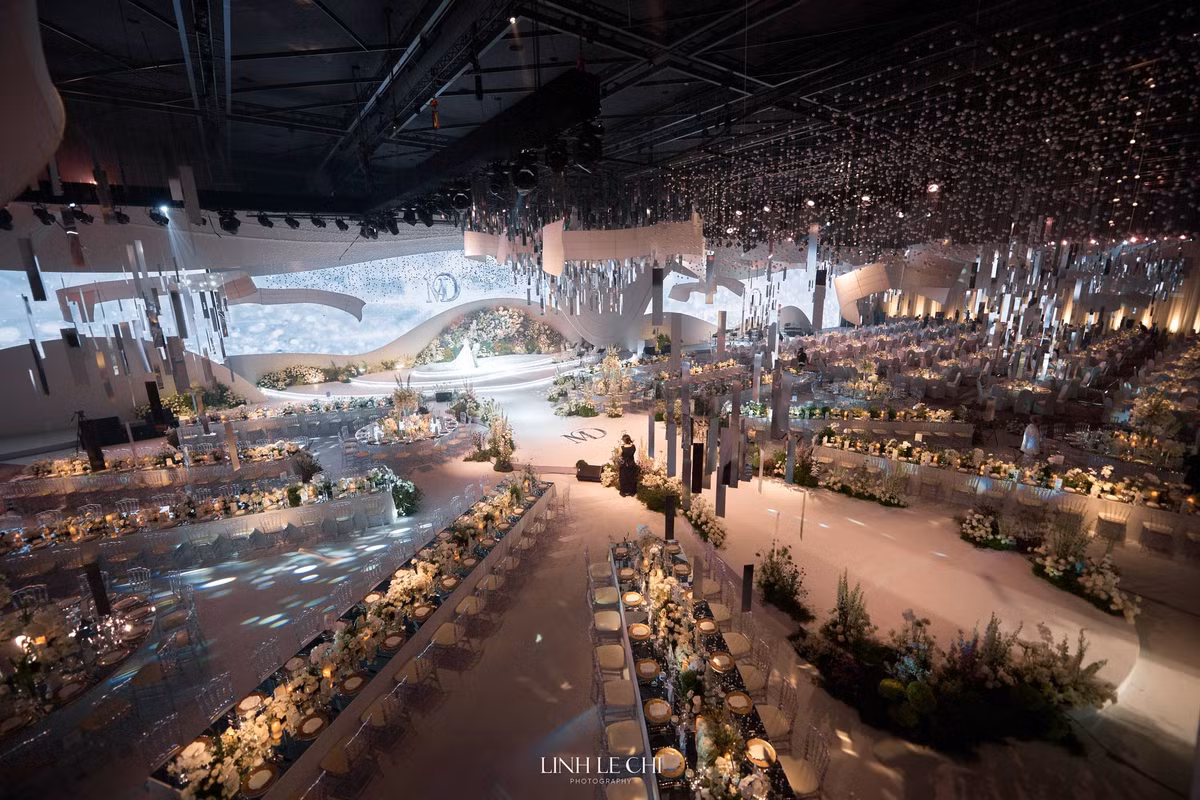 Hàng trăm con người trong đội thi công đã phải làm việc suốt 4 ngày 4 đêm mới kịp tiến độ ngày diễn ra đám cưới của cặp đôi.