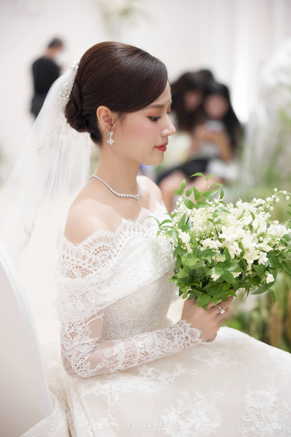 Hoa cầm tay trong ngày cưới của Midu cũng thuộc hàng đắt nhất thế giới là hoa linh lan trắng. Bó hoa cầm tay của Midu được kết từ khá nhiều cành linh lan, kết hợp với lá xanh được dự đoán lên đến hàng chục triệu đồng.