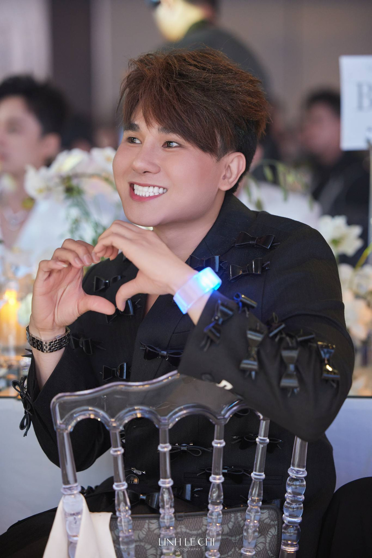 Ngoài ra Midu và Minh Đạt còn chuẩn bị cho mỗi khách mời một phần quà chính là lọ tinh dầu kèm thư cảm ơn. Món quà ý nghĩa còn thể hiện sự trân trọng và lời cảm ơn của cặp đôi dành cho những vị khách đã đến chung vui trong ngày trọng đại của họ.