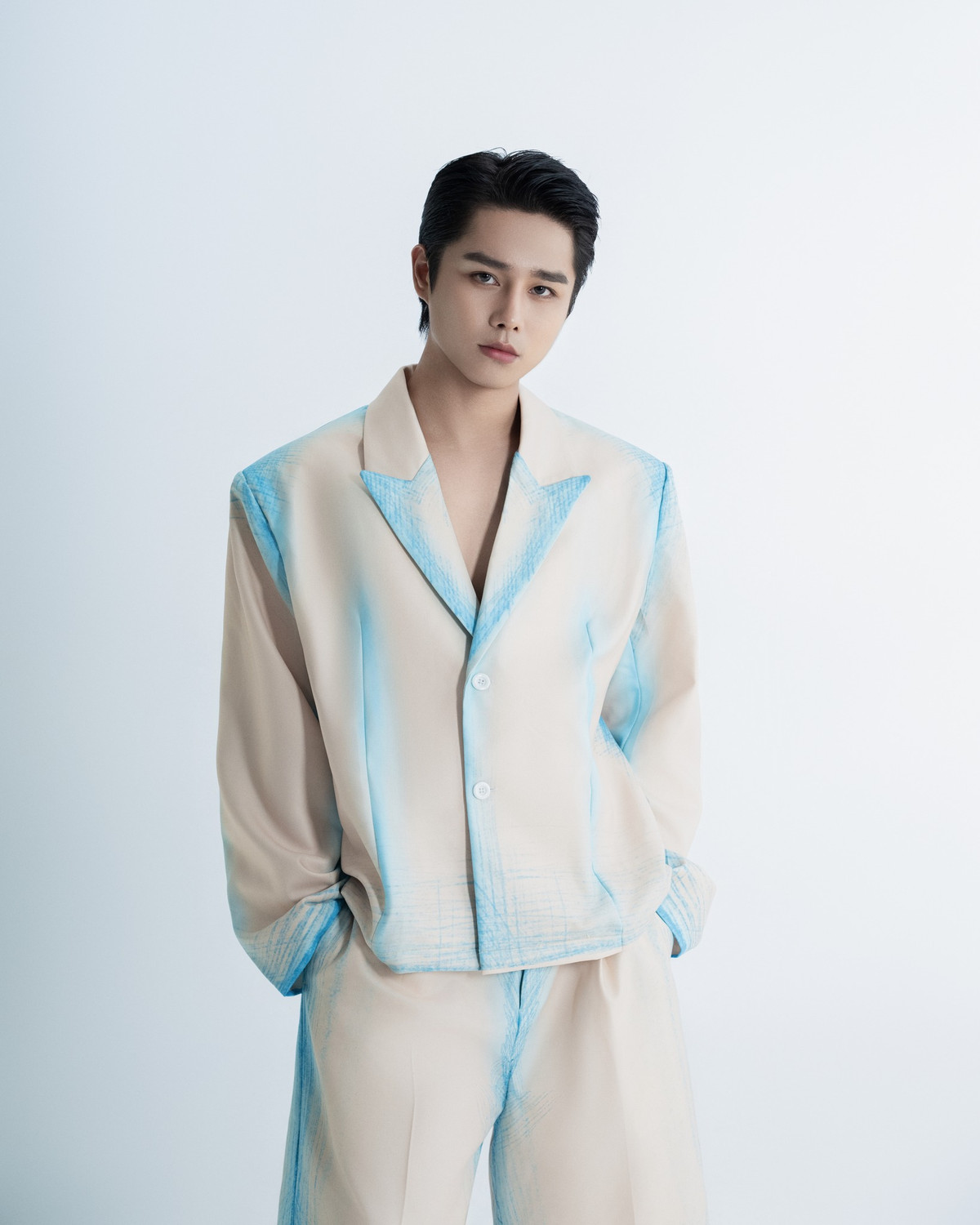 Được biết, Tăng Duy Tân là cháu họ của cố nhạc sĩ, cựu Bộ trưởng Bộ Văn hóa - Thông tin Trần Hoàn và là em họ của nam ca sĩ Tùng Dương. Ảnh: FB Tăng Duy Tân