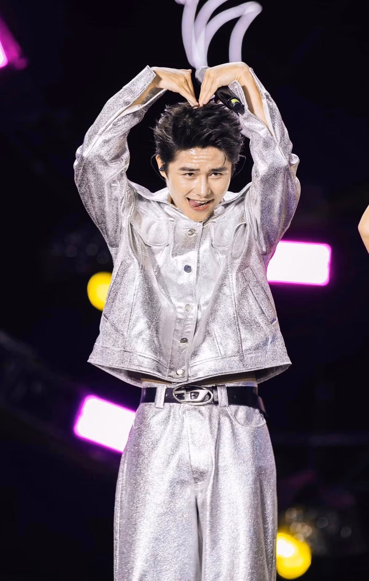 Một trong những hit lớn nhất sự nghiệp của Tăng Duy Tân là "Bên trên tầng lầu", từng đứng nhất bảng xếp hạng Top Vietnamese Songs, hot 100 của Billboard Việt Nam và góp mặt trong top 3 những ca khúc thịnh hàng trên thế giới cùng nhiều bảng xếp hạng khác. Ảnh: FB Tăng Duy Tân