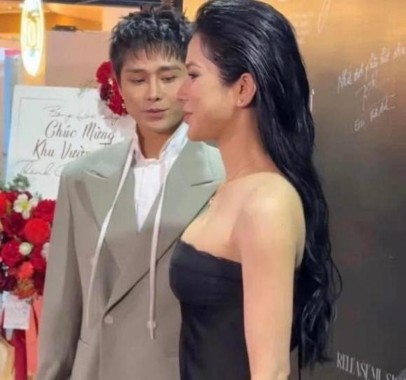 Khoảnh khắc Tăng Duy Tân nhìn lén Diệp Lâm Anh nhanh chóng khiến netizen "dậy sóng". Nhiều người "đẩy thuyền" cho cặp đôi, thậm chí có tin đồn rằng cặp đôi đang hẹn hò. Ảnh: Chụp màn hình