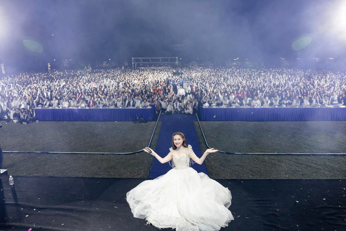 Hoà Minzy giữa rừng khán giả trong đêm diễn. Ảnh: FB Hòa Minzy
