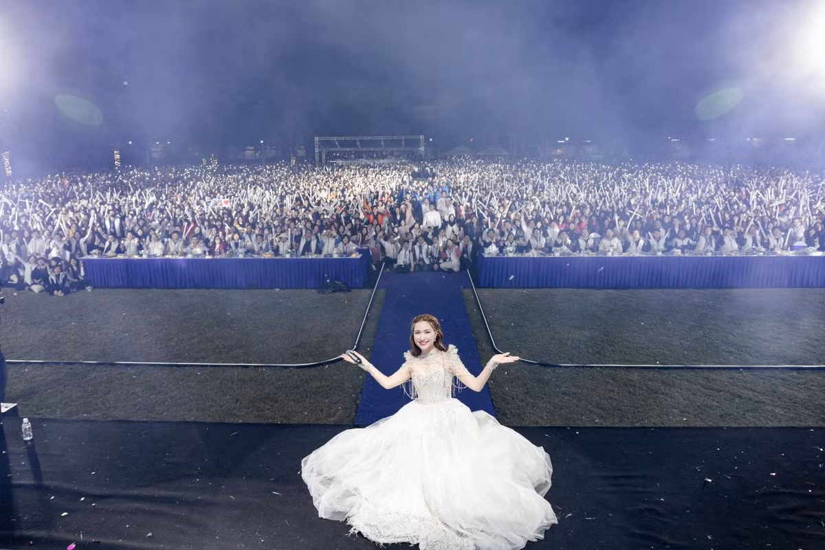 Hoà Minzy giữa rừng khán giả trong đêm diễn. Ảnh: FB Hòa Minzy