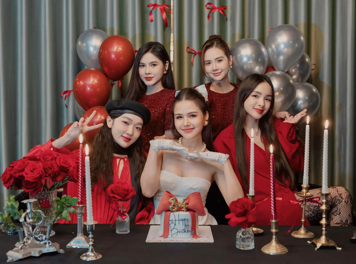 Hội bạn thân chúc mừng sinh nhật Phanh Lee. Ảnh: FB Phan Minh Huyền