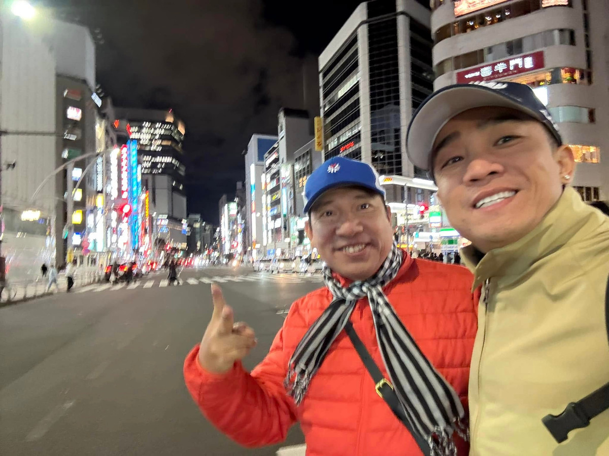 Đỗ Duy Nam check in Nhật Bản trong chuyến công tác cùng đàn anh Quang Thắng. Ảnh: FB Đỗ Duy Nam