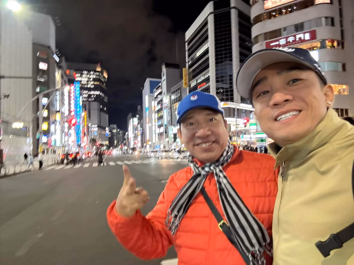 Đỗ Duy Nam check in Nhật Bản trong chuyến công tác cùng đàn anh Quang Thắng. Ảnh: FB Đỗ Duy Nam