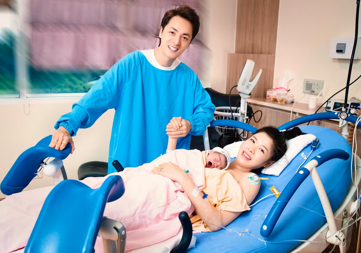 Đăng Khôi đăng tải khoảnh khắc cùng vợ "vượt cạn". Ảnh: FB Dang Khoi Nguyen