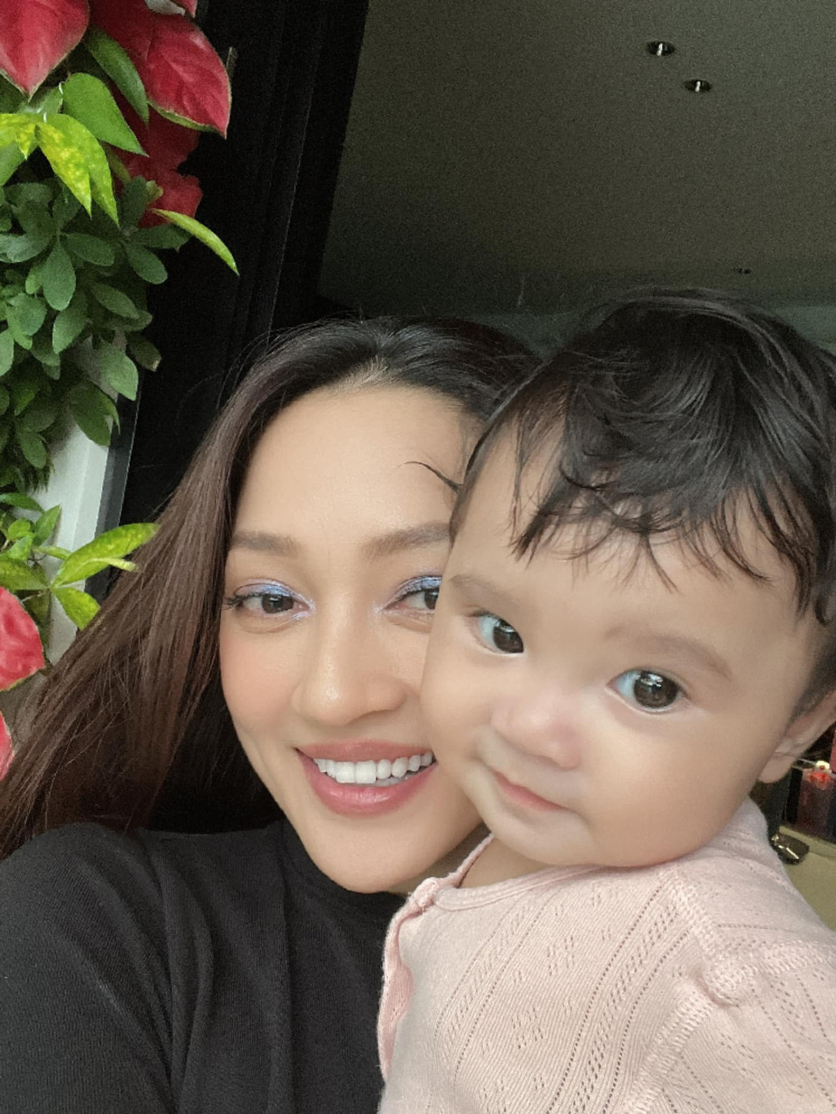 Những biểu cảm ngộ nghĩnh, đáng yêu của bé khi ăn uống, vui chơi khiến ai nấy đều bật cười thích thú.