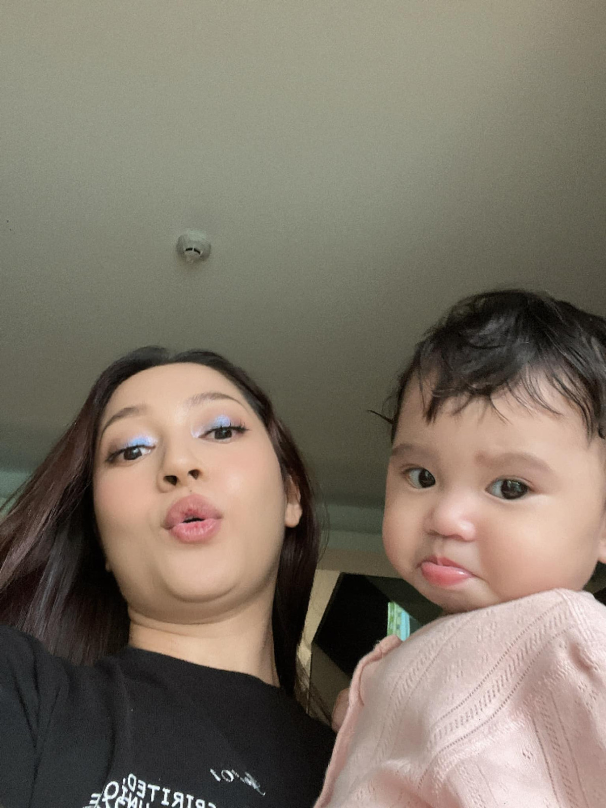 Có thể thấy, khi chỉ mới hơn 6 tháng tuổi, ái nữ nhà Bảo Anh đã biết tạo dáng rất chuyên nghiệp.