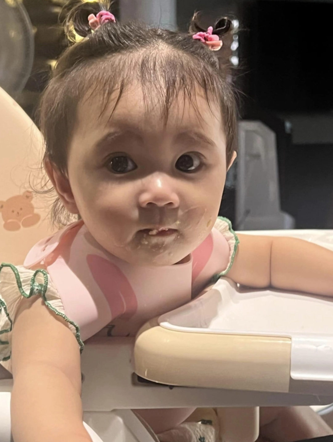 Qua đó, nhiều người cũng nhận xét cô bé trông như búp bê và thừa hưởng nhiều nét đẹp từ mẹ, đặc biệt là đôi mắt to tròn.