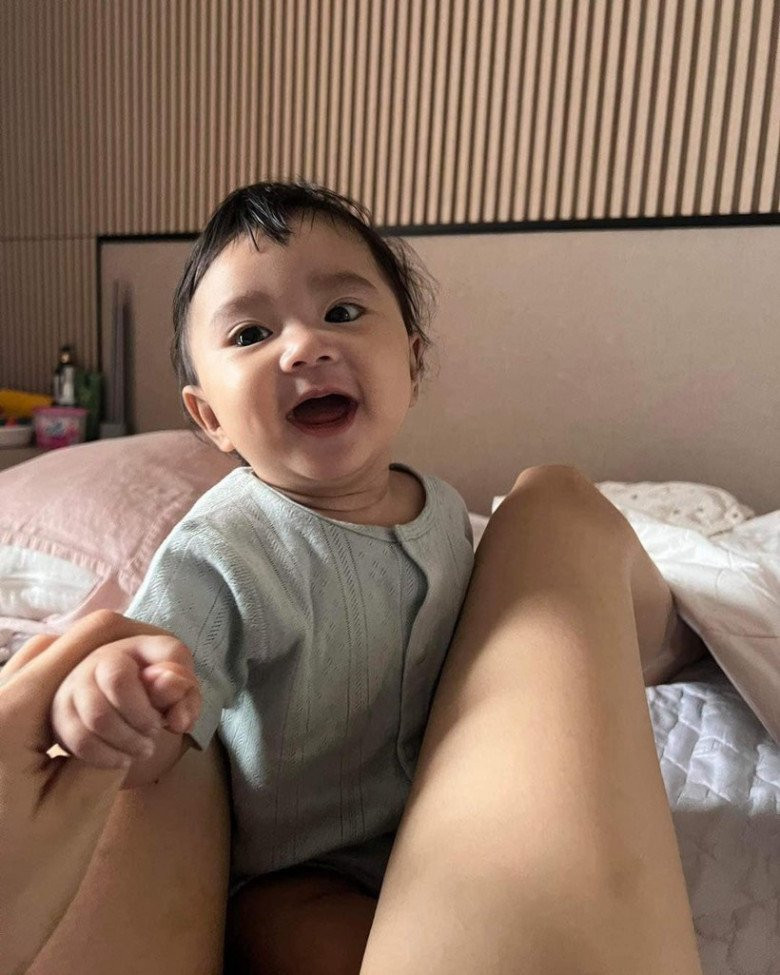 Bé thường xuyên quấn quýt bên mẹ và mang đến cho Bảo Anh những nguồn năng lượng tích cực.