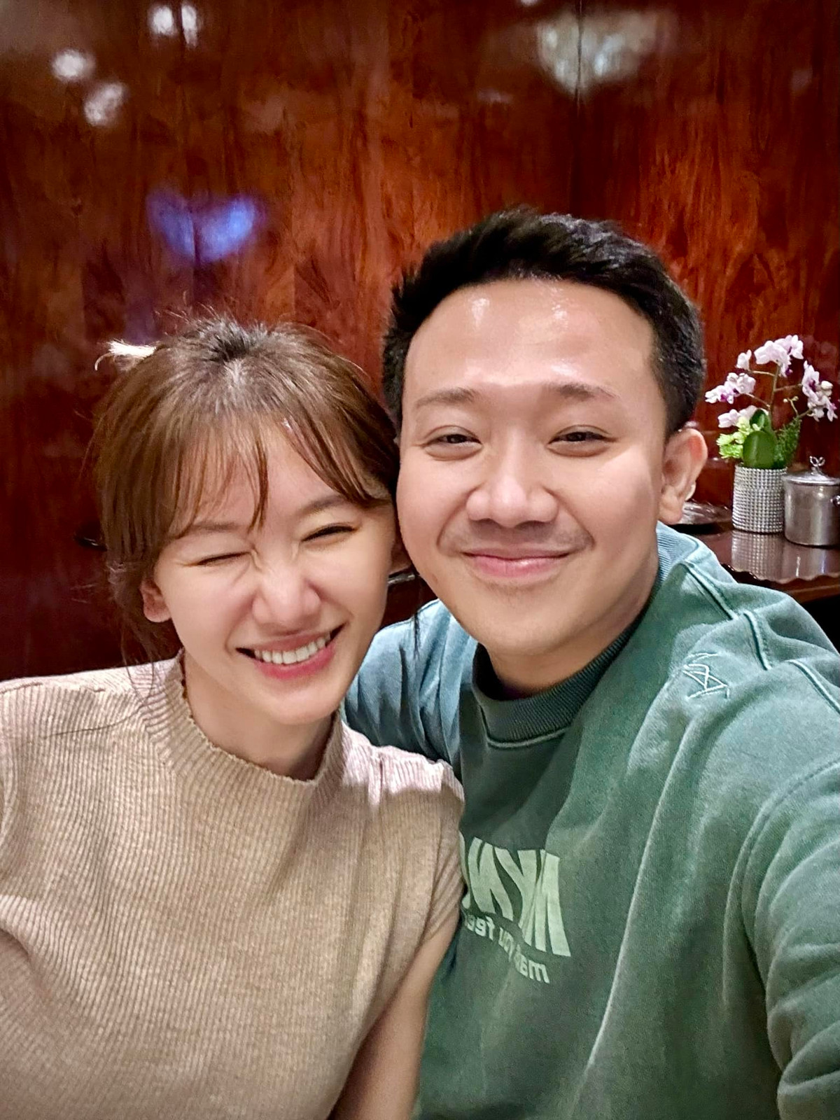 Cả hai đều bận rộn với công việc nhưng luôn dành thời gian cho nhau và vun đắp tổ ấm.