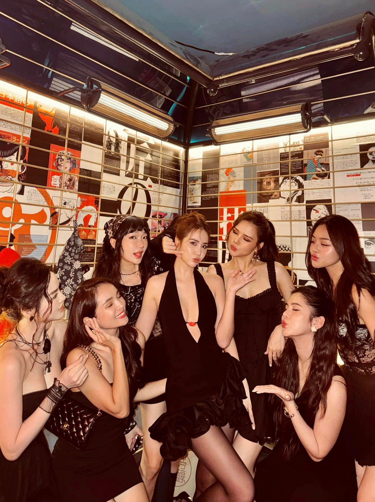 Nữ diễn viên Phan Minh Huyền tổ chức tiệc sinh nhật cùng hội chị em.