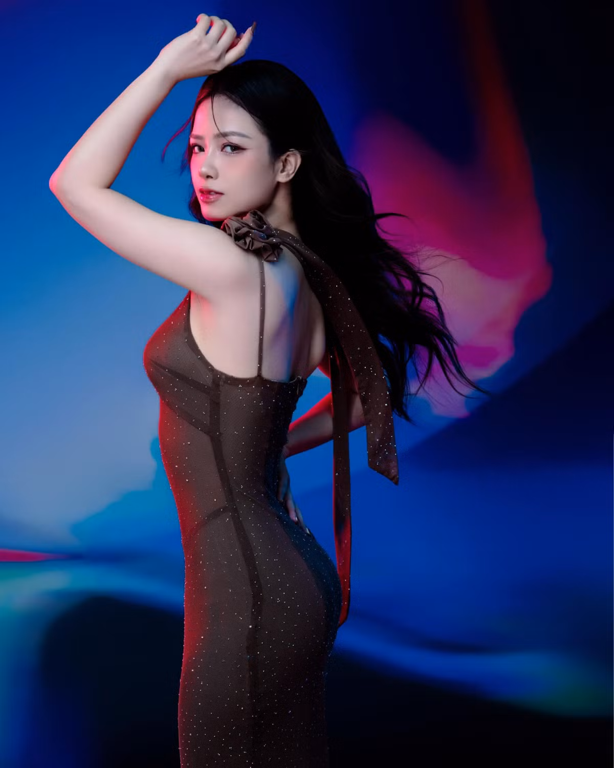 Ca sĩ Dương Hoàng Yến đăng ảnh táo bạo đón tuổi mới.