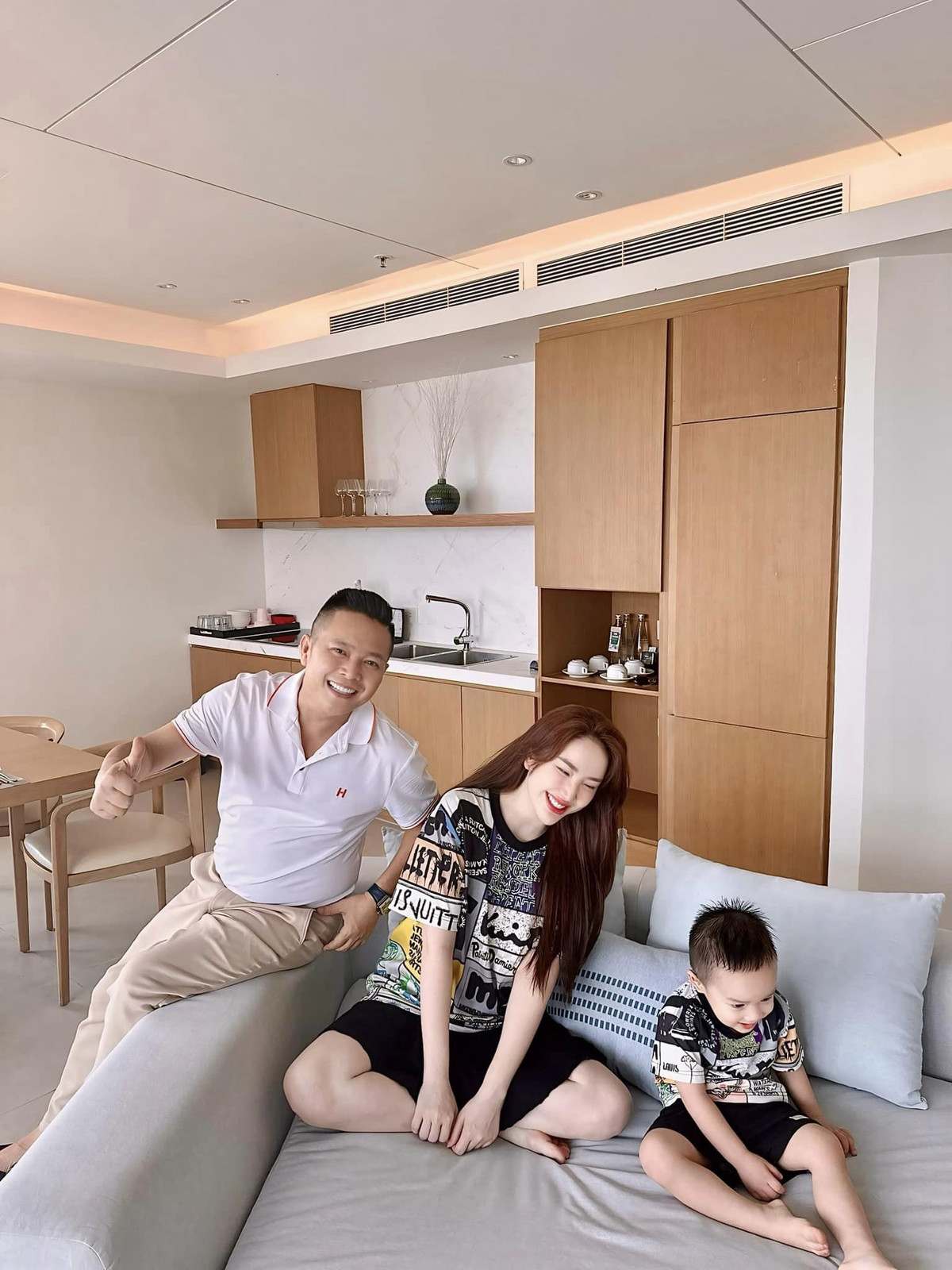 Gia đình ca sĩ Bảo Thy quây quần trong chuyến du lịch.