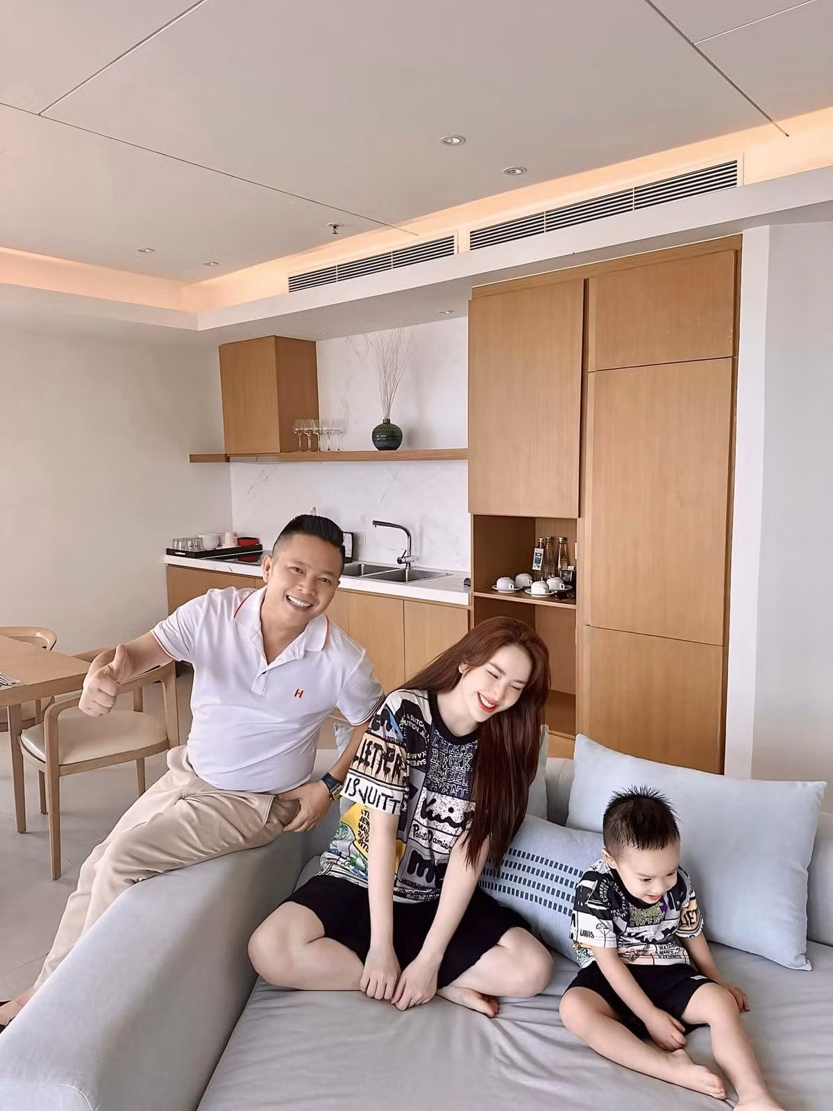 Gia đình ca sĩ Bảo Thy quây quần trong chuyến du lịch.