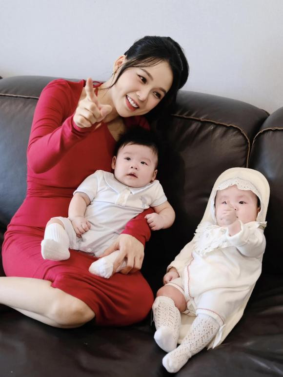 Sam tung ảnh hai con: "Cô ấy biết bắt chước theo mẹ luôn".