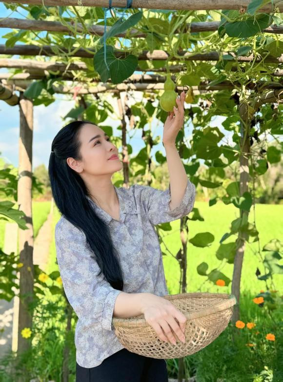 Nhật Kim Anh tung ảnh kèm chú thích: "Ngoan xinh yêu của ai vào nhận nè".