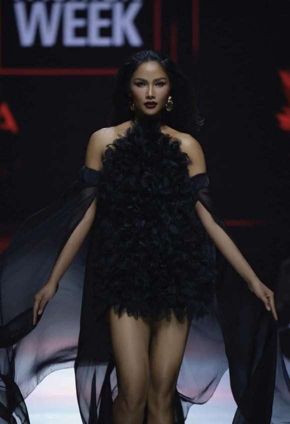 Niê H'Hen thần thái trên sàn diễn của NTK nổi tiếng.