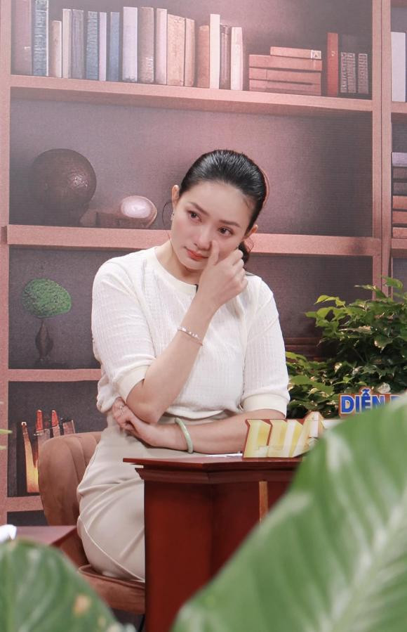 Phan Như Thảo đăng ảnh bật khóc: "Rồi sao em khóc? Có gì trong lòng ấy, khóc được là may mắn ạ". Lý do là bởi cô tham gia một chương trình về luật với chủ đề: "Cuộc chiến tranh chấp tài sản thừa kế...''.