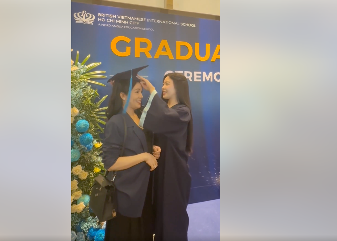 Lọ Lem - con gái đầu của MC Quyền Linh chia sẻ khoảnh khắc tốt nghiệp cùng gia đình.