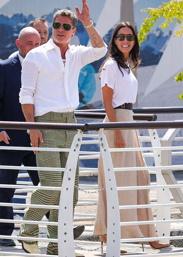 Người ta nói rằng Ines đã gặp Brad thông qua những người bạn chung. Cô lần đầu được bắt gặp xuất hiện cùng Brad tại một buổi hòa nhạc của Bono ở Los Angeles vào tháng 11/2022. (Ảnh: Backgrid)