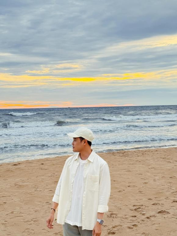 Quang Vinh đón hoàng hôn trên biển.