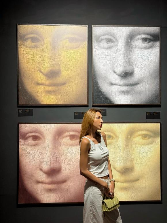 Minh Triệu khoe dáng khi đi xem triển lãm nghệ thuật.