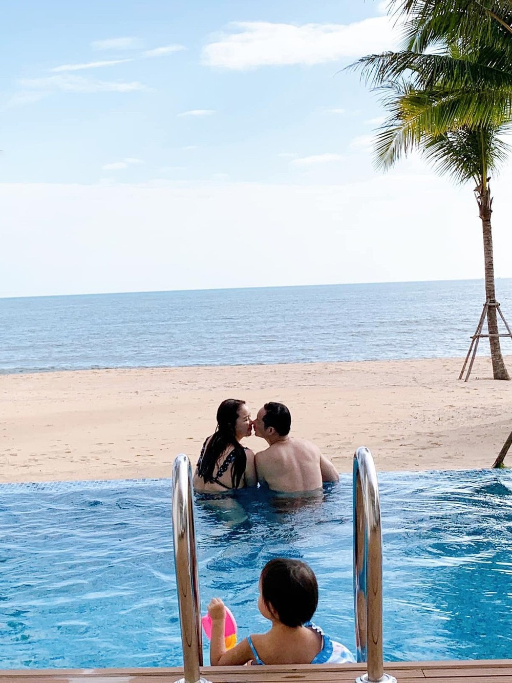 Người mẫu Phan Như Thảo và chồng thể hiện tình cảm trước mặt con gái.