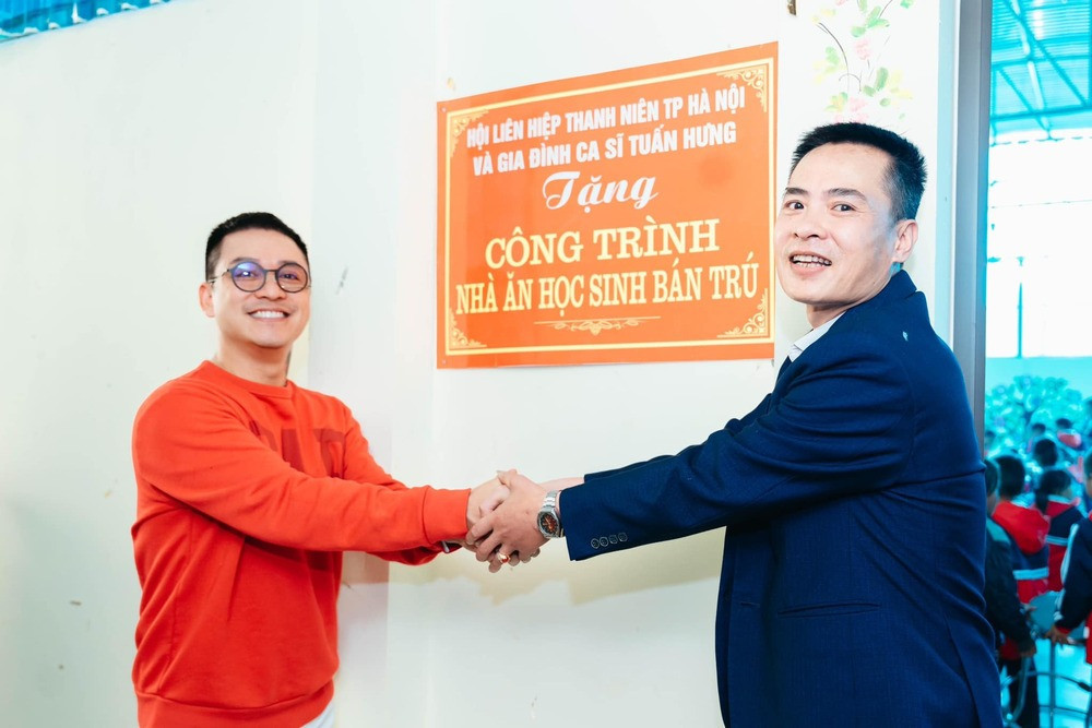 Ca sĩ Tuấn Hưng cùng Hội Liên hiệp Thanh niên TP Hà Nội tặng nhà ăn bán trú cho một trường học.
