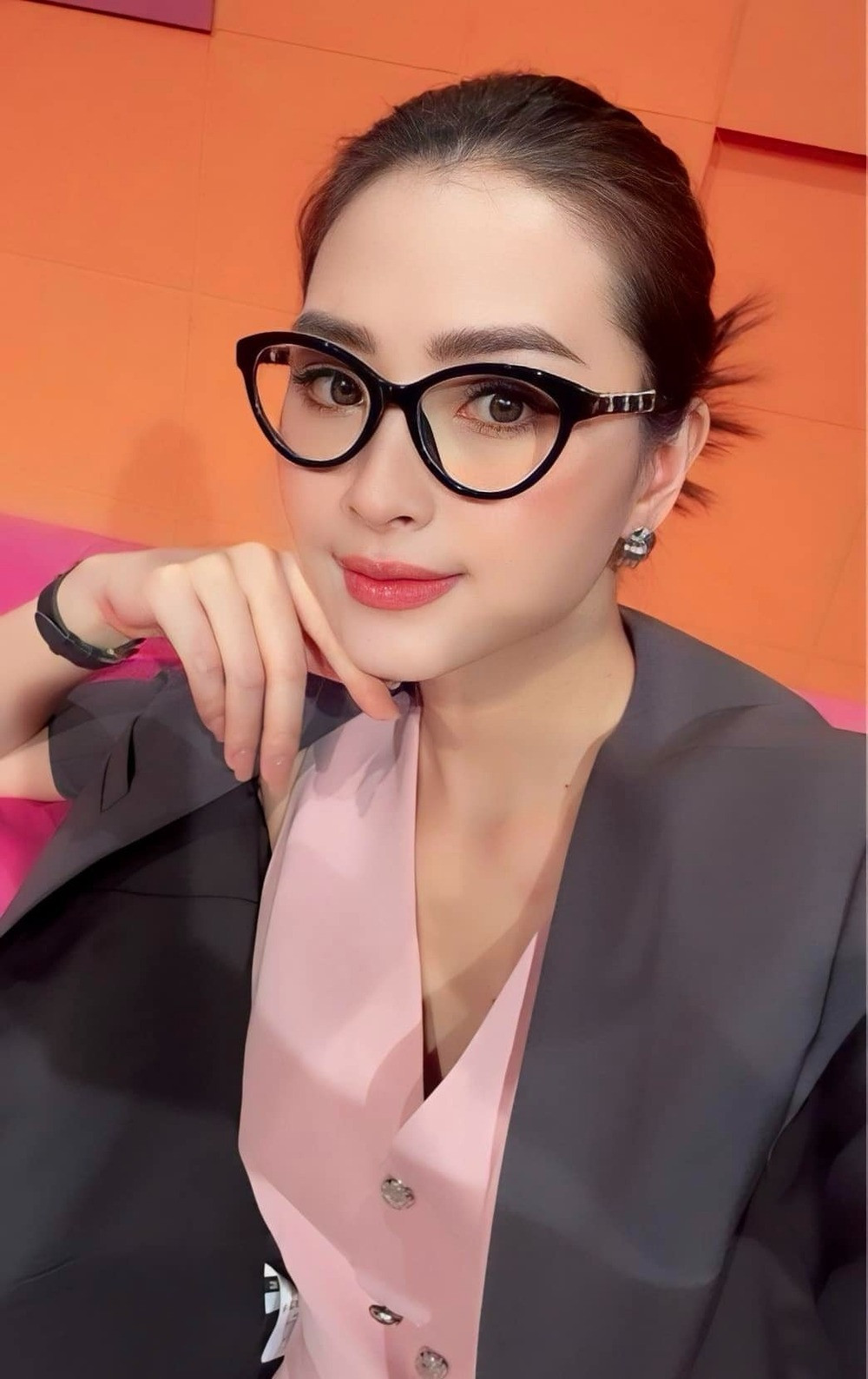 MC Huyền Trang (Mù Tạt) đăng ảnh mới vì "lâu lắm không ai khen xinh".