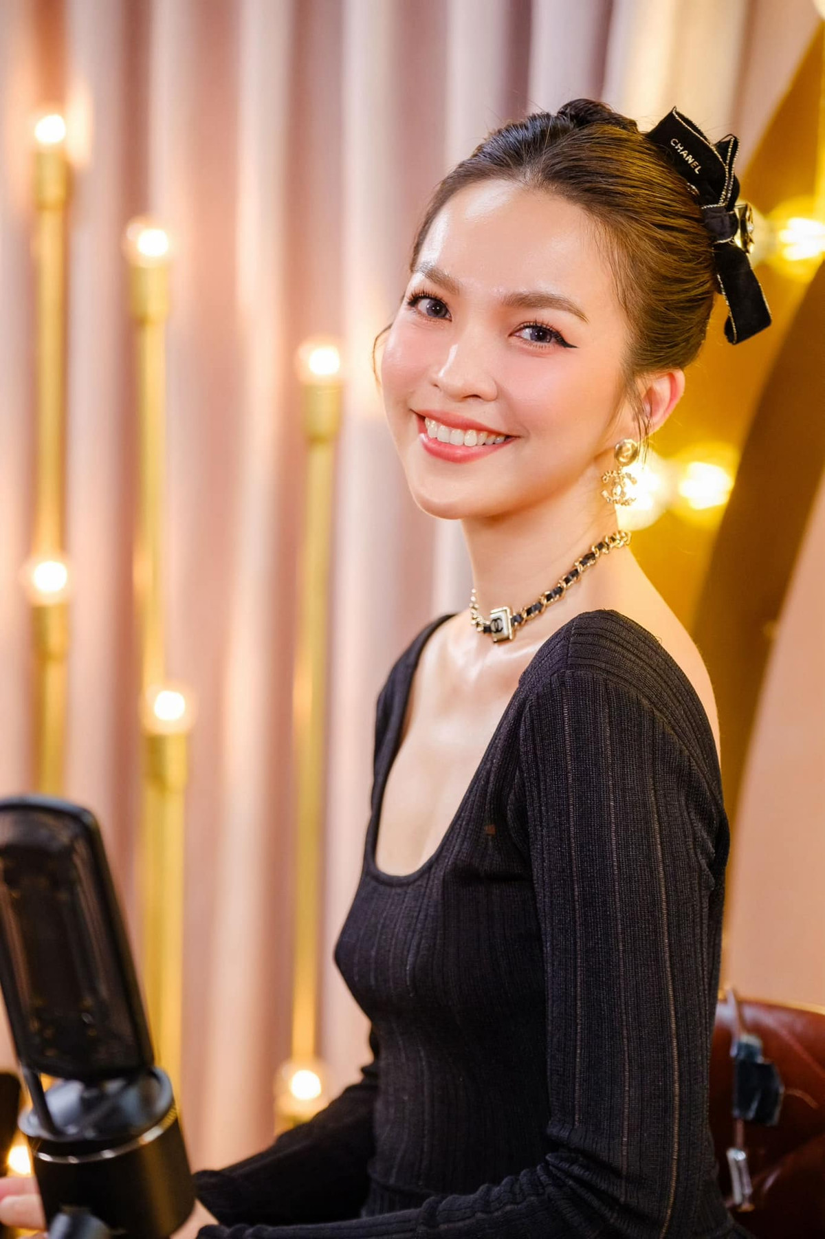 Làn da mộc mịn màng, không hề có dấu hiệu tuổi tác của Hiền Thục bừng sáng trong những khung ảnh đời thường.