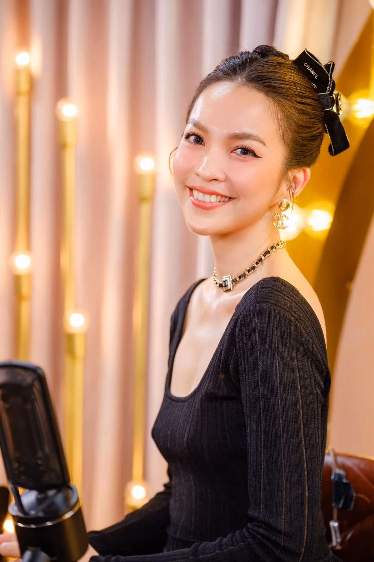 Làn da mộc mịn màng, không hề có dấu hiệu tuổi tác của Hiền Thục bừng sáng trong những khung ảnh đời thường.