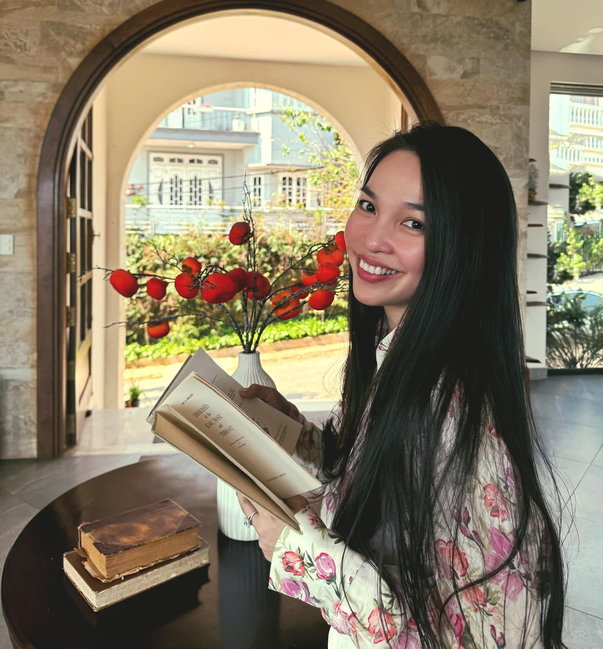 Dù đã bước sang tuổi 43, Hiền Thục vẫn khiến người hâm mộ ngưỡng mộ bởi nhan sắc trẻ trung, xinh đẹp.