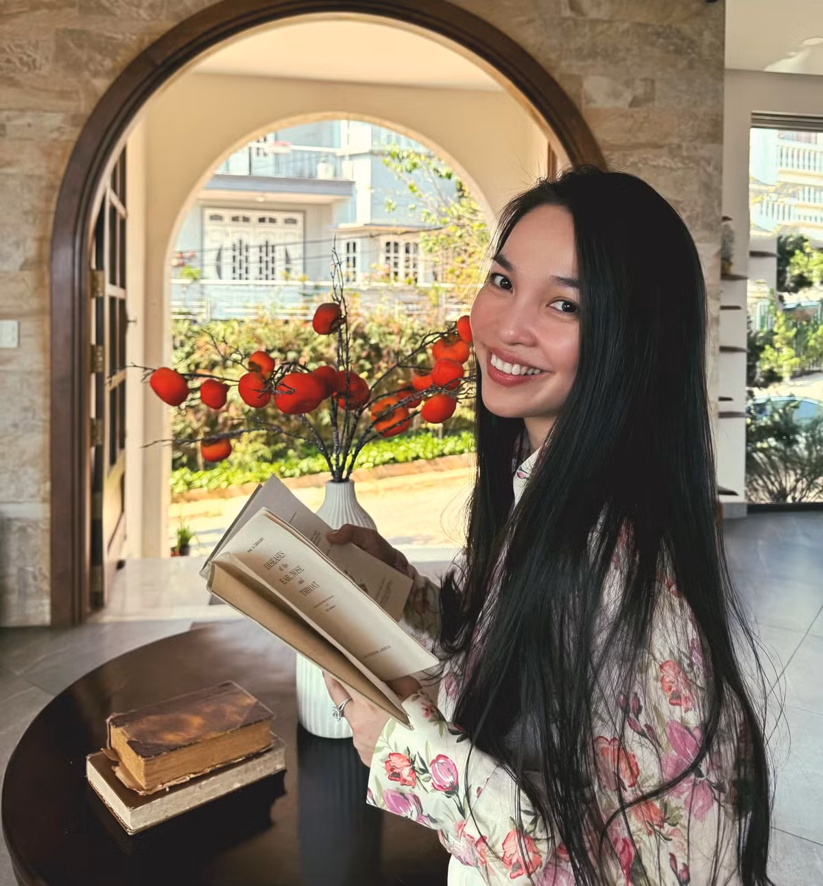 Dù đã bước sang tuổi 43, Hiền Thục vẫn khiến người hâm mộ ngưỡng mộ bởi nhan sắc trẻ trung, xinh đẹp.