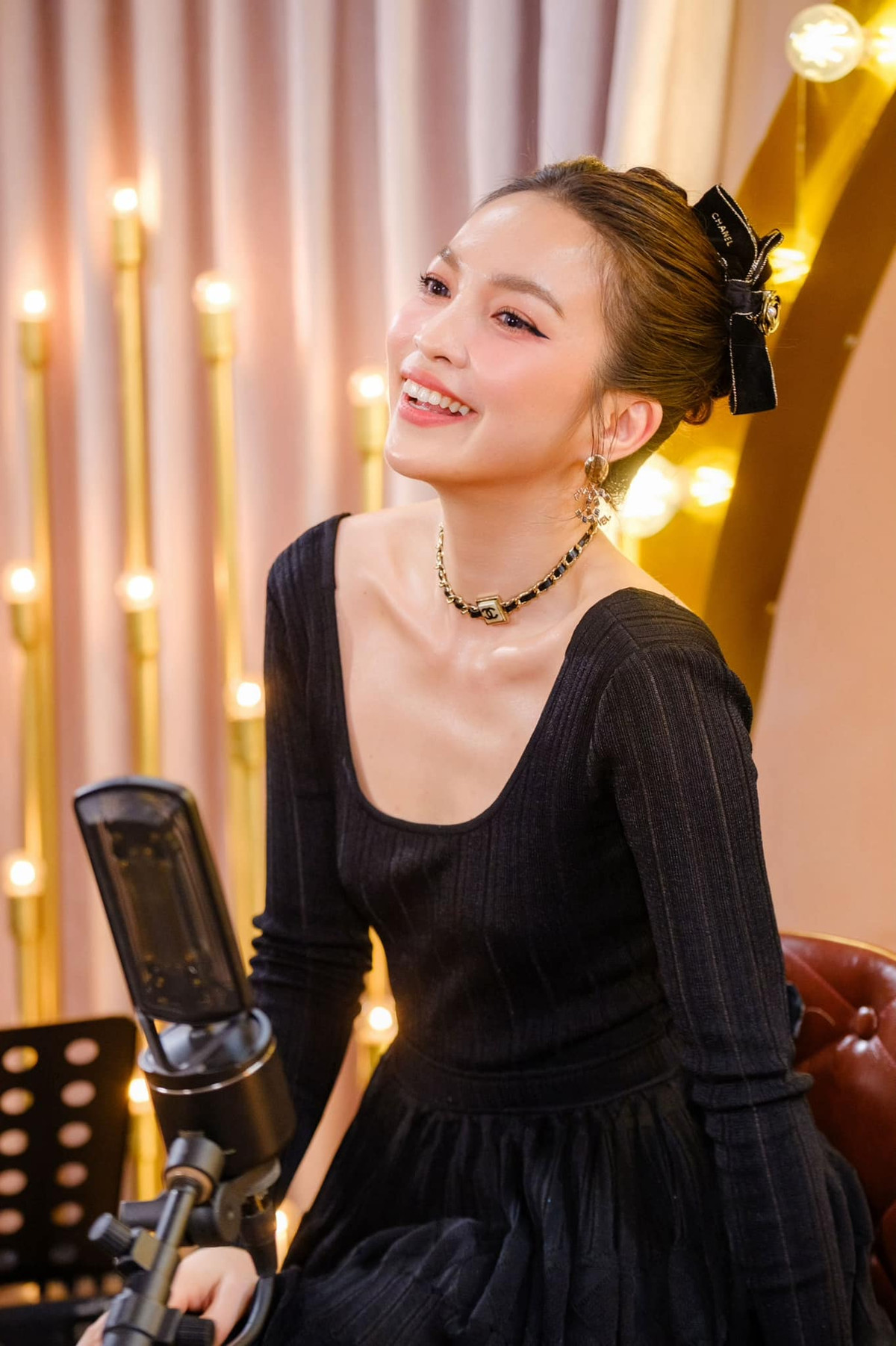 Vóc dáng cô thon gọn ấn tượng, nuột nà, đặc biệt là chiếc eo siêu thực ngay cả những mỹ nhân đình đám cũng khó có được.