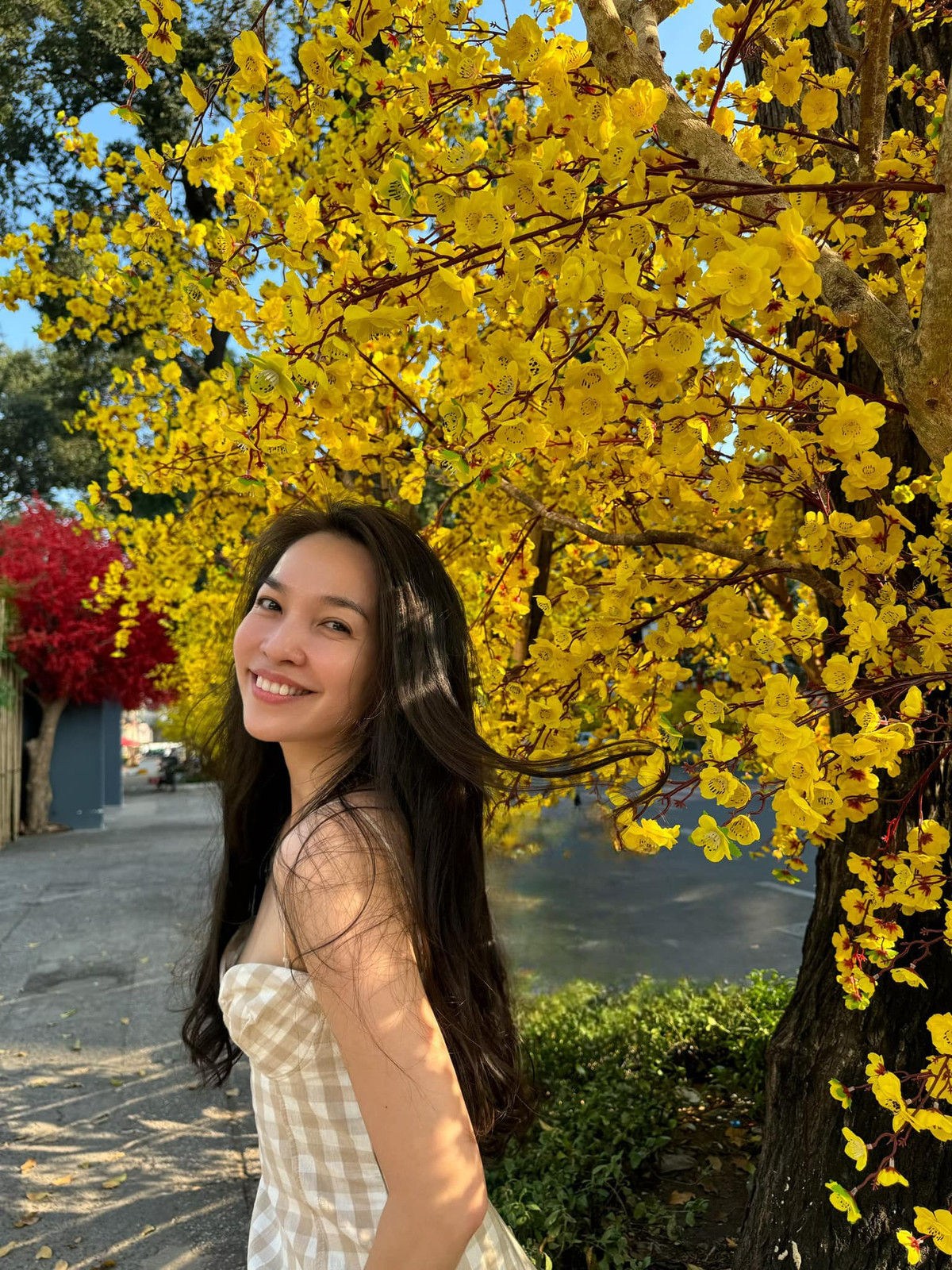 Cô chứng minh rằng, dù trải qua nhiều khó khăn, phụ nữ vẫn có thể tự tin, mạnh mẽ và thành công trong cuộc sống.