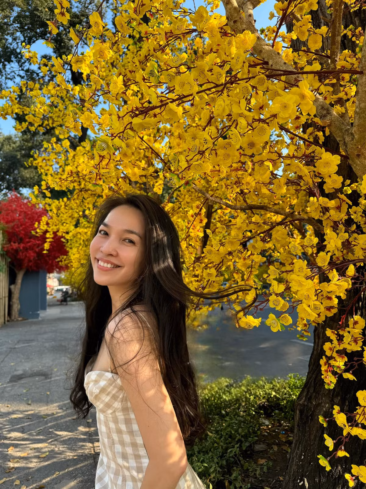 Cô chứng minh rằng, dù trải qua nhiều khó khăn, phụ nữ vẫn có thể tự tin, mạnh mẽ và thành công trong cuộc sống.