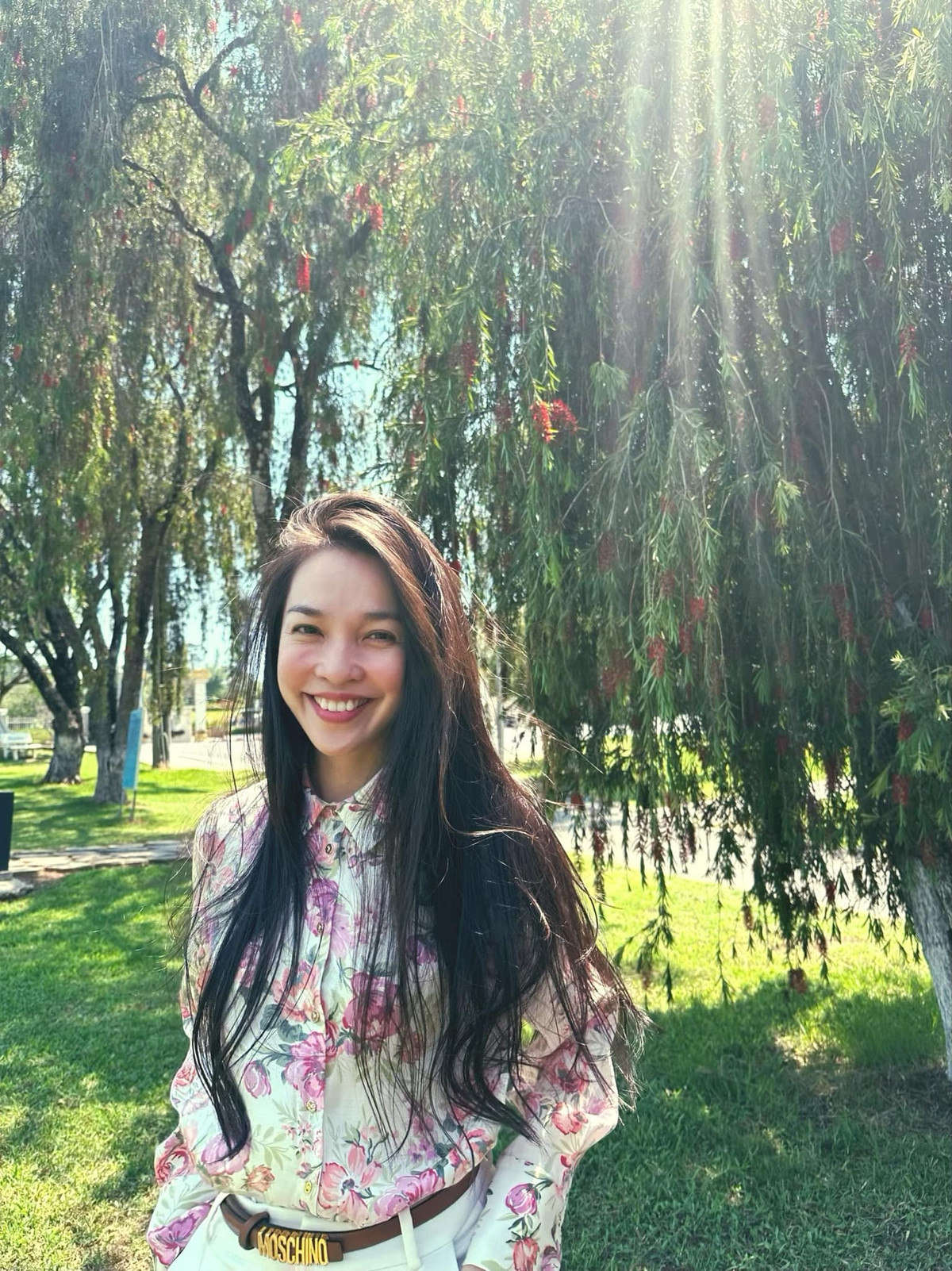 Nữ ca sĩ sở hữu làn da trắng mịn, vóc dáng thon gọn cùng nụ cười rạng rỡ.