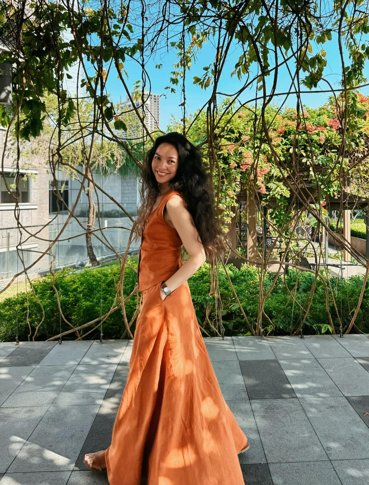 Dù đọ sắc con gái kém 20 tuổi, nữ ca sĩ vẫn trông như bạn bè đồng trang lứa.