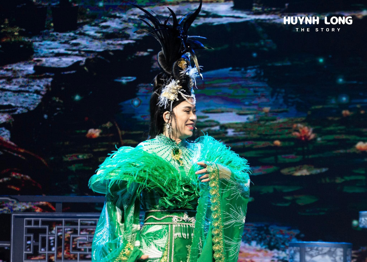 Sau ồn ào từ thiện hồi năm 2021, Hoài Linh "ở ẩn", không tham gia các gameshow. Ảnh: Hoài Linh tái xuất với vở kịch "Hoàng hậu hai quê hương".