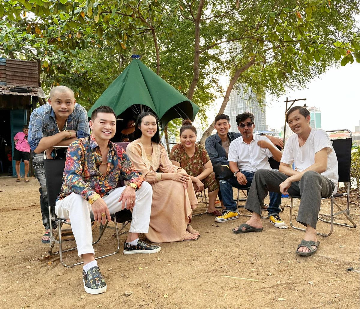 Nam danh hài sinh năm 1969 xuất hiện với tạo hình giản dị, khắc khổ giống với phong cách ngoài đời của anh. Dù kém chồng cũ của Hồng Đào 10 tuổi nhưng nghệ sĩ Hoài Linh lại trông già hơn.