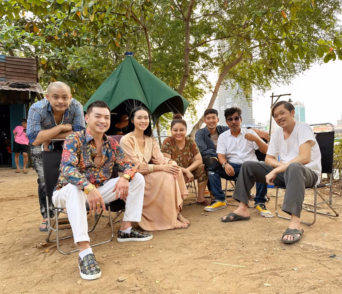 Nam danh hài sinh năm 1969 xuất hiện với tạo hình giản dị, khắc khổ giống với phong cách ngoài đời của anh. Dù kém chồng cũ của Hồng Đào 10 tuổi nhưng nghệ sĩ Hoài Linh lại trông già hơn.