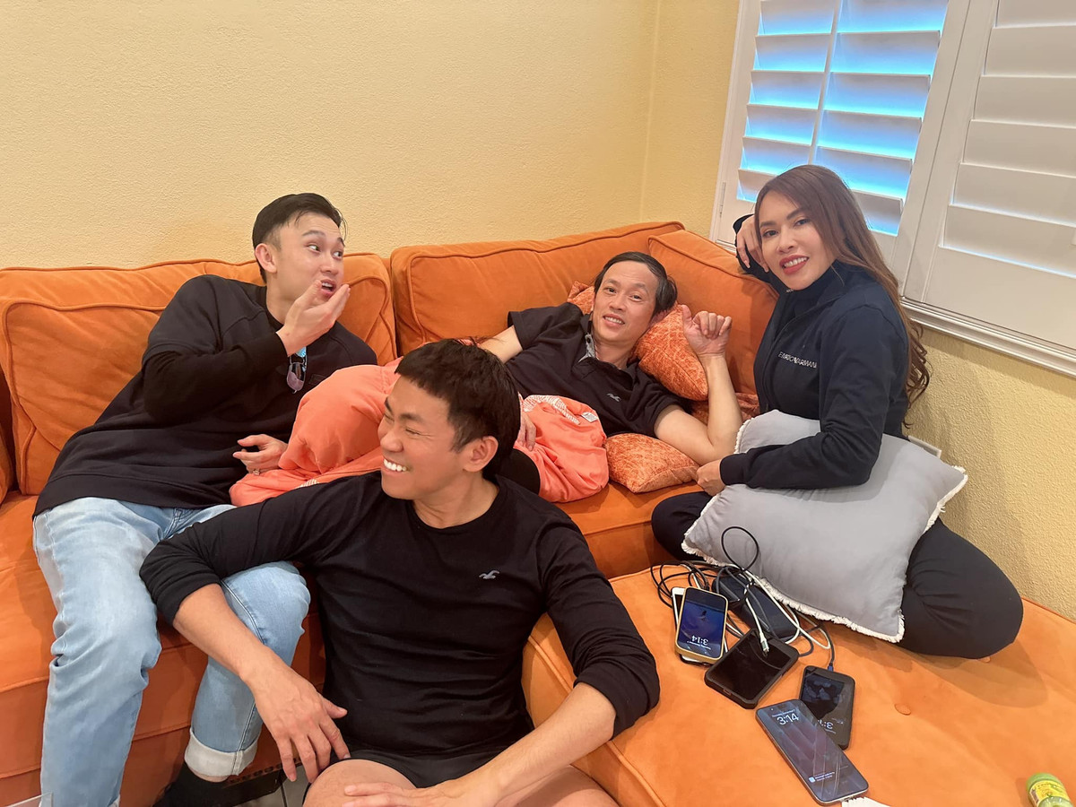 Hoài Linh hạn chế xuất hiện tại các sự kiện giải trí, ít chia sẻ trên mạng xã hội, nên những khoảnh khắc đời thường của anh được khán giả biết đến qua chia sẻ của người thân và bạn bè.