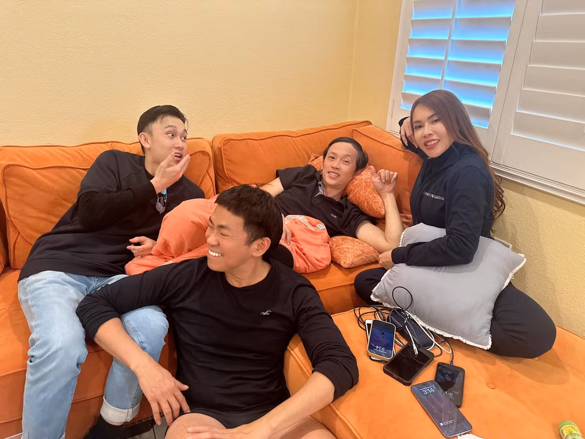 Hoài Linh hạn chế xuất hiện tại các sự kiện giải trí, ít chia sẻ trên mạng xã hội, nên những khoảnh khắc đời thường của anh được khán giả biết đến qua chia sẻ của người thân và bạn bè.