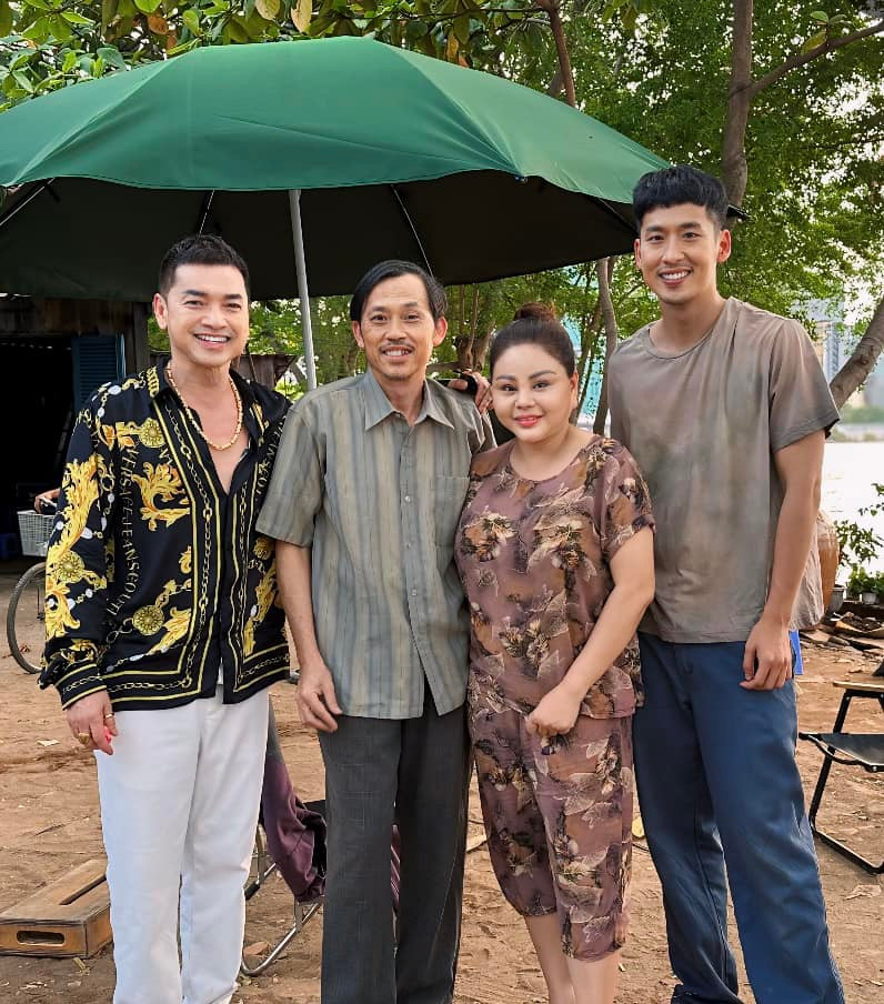Mới đây, diễn viên Quang Minh chia sẻ ảnh dàn diễn viên ở hậu trường phim "Làm giàu với ma" của đạo diễn Trung Lùn. Danh hài Hoài Linh gây chú với diện mạo khi tái xuất đóng phim điện ảnh. Ảnh: FB Quang Minh.